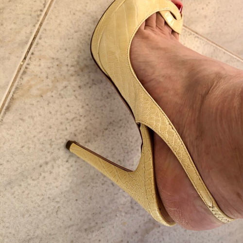 Casadei Slingback Heels Croc Effect Size 40 Fits 39 Cream Yellowed Used