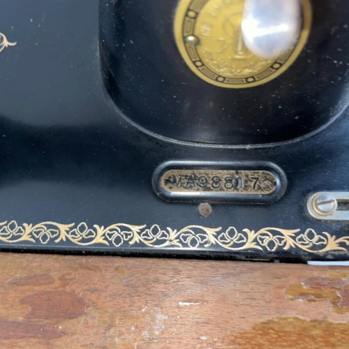 Singer sewing machine new condition, collectible