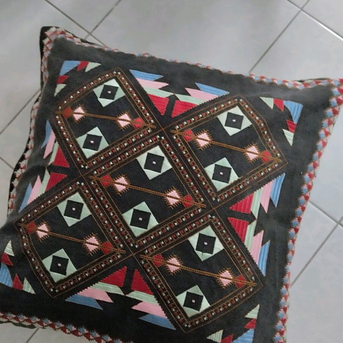 Hand-embroidered pillowcase like new, 55x55 cm