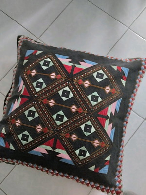 Hand-embroidered pillowcase like new, 55x55 cm
