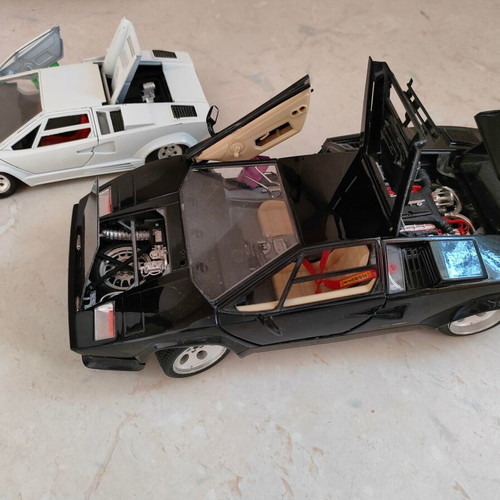 Lamborghini metal toy cars like new, scale 1/18 black and 1/25 white