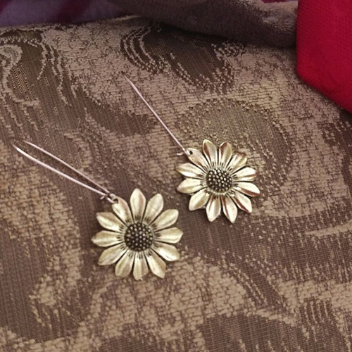 Dangle earrings daisies used