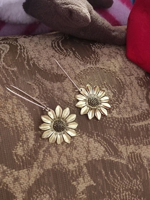 Dangle earrings daisies used