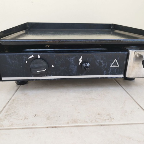 Cast iron griddle grill used with base and wheels