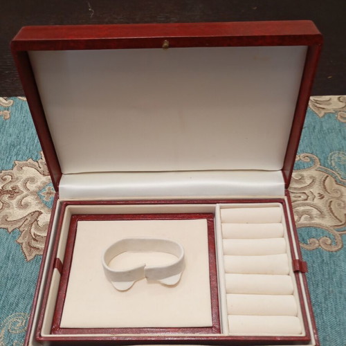 Vintage jewelry box like new with key