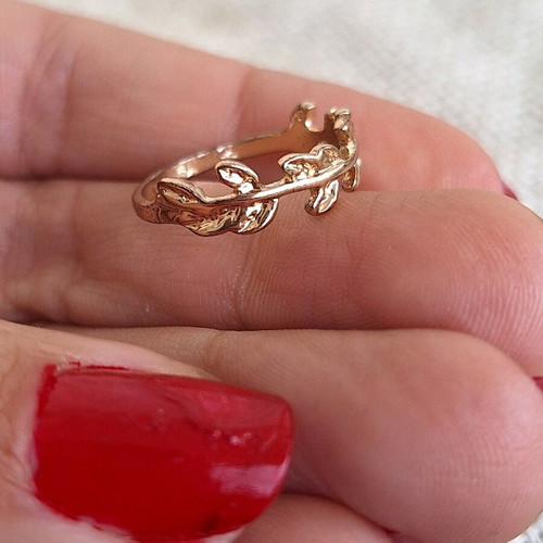 Ring with leaf wreath design like new, gold color