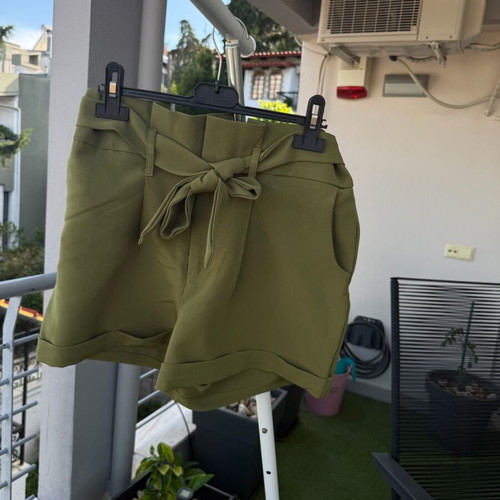 Unique21 women's shorts with belt like new, khaki green