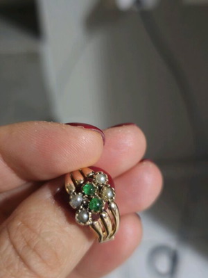 Gold ring 585 used with pearls and emeralds