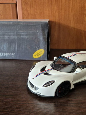 Hennessey Venom GT Autoart Signature Series Spyder 1/18 like new