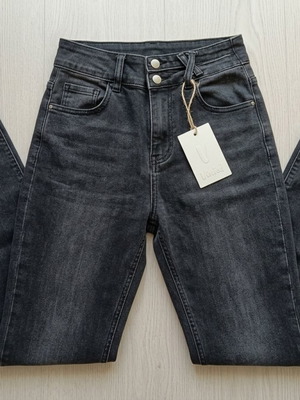 Black high-waisted slim straight jeans like new