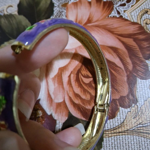 Purple bracelet like new with multicolor glitter