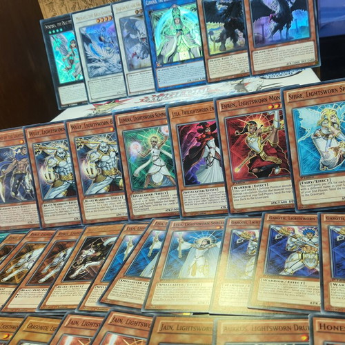 Yu-Gi-Oh! Lightsworn collection like new, card pack