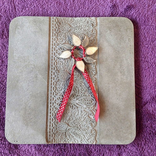 Brooch with mother-of-pearl leaves and ribbon