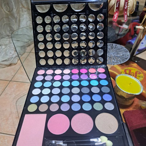 Makeup set new with eyeshadows, blush and brushes