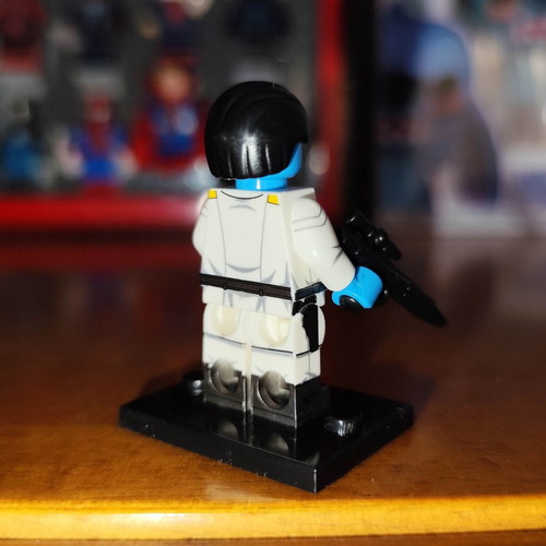 Grand Admiral Thrawn minifigure like new with base and blaster