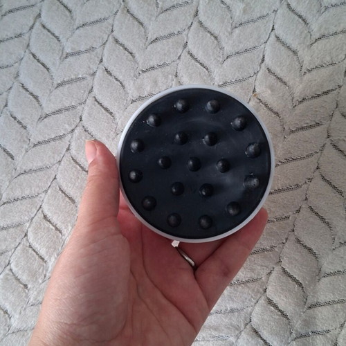 Silicone scalp massager and shampoo brush white/black
