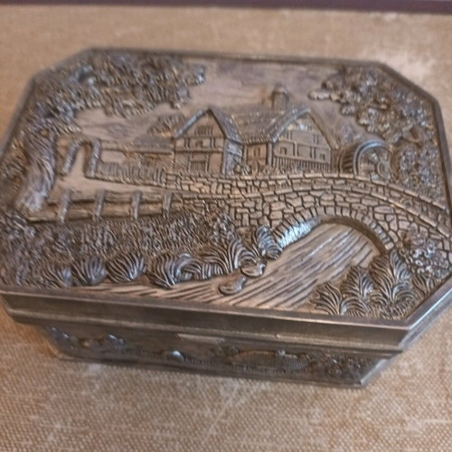 Embossed jewelry box 15x10x6 cm like new
