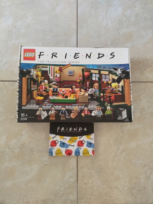 LEGO Ideas F·R·I·E·N·D·S Central Perk set 21319 with GWP pin set