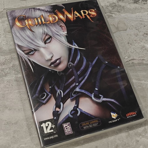 Guild Wars PC game, complete 2-disc set with manuscripts, NCsoft ArenaNet