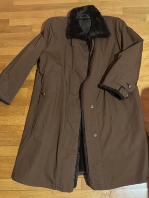 Trench coat with synthetic fur lining brown size M like new