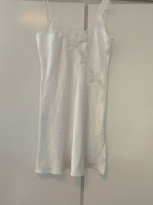 Nightgown white small like new with lace details