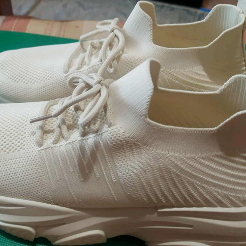 Sneakers women's size 39 beige cream with elastic breathable fabric like new