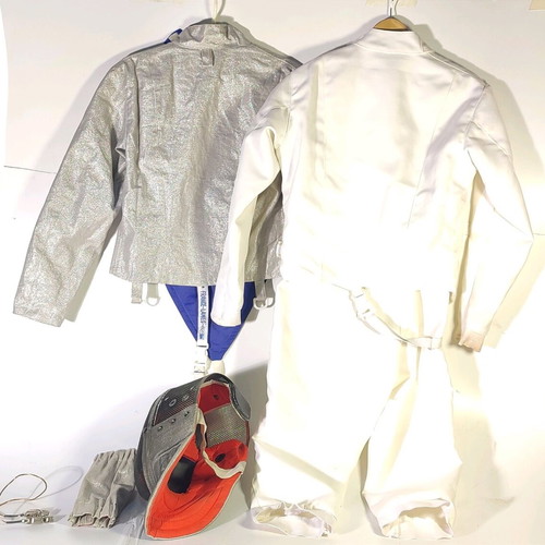 Fencing set used with electric vest, mask and cuff