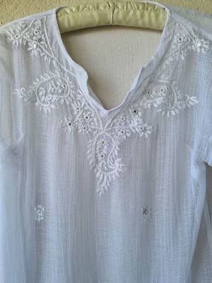 Women's kaftan with embroidery and mirrors, white