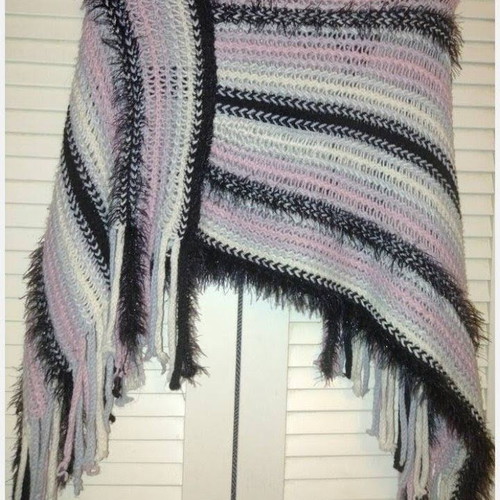 Fashion scarf-poncho used with original shiny yarns
