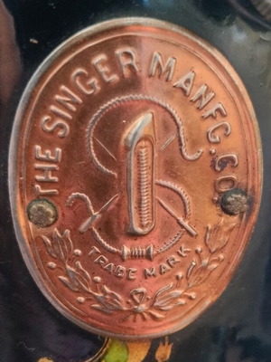 Singer 127K vintage ραπτομηχανή μεταχειρισμένη με ξύλινη βάση και καπάκι