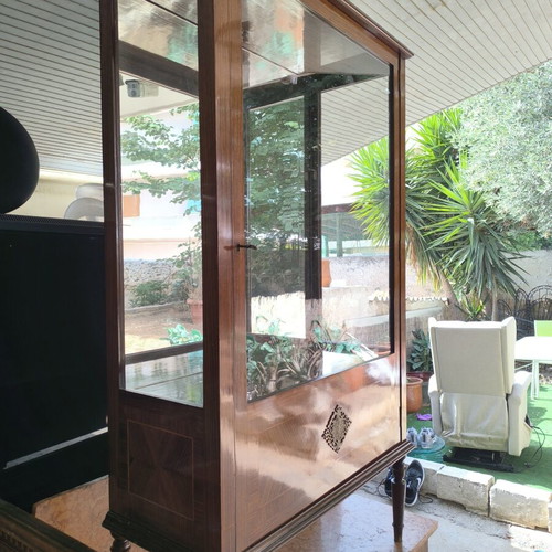 Retro Display Cabinet like new with cupboards and glass shelves