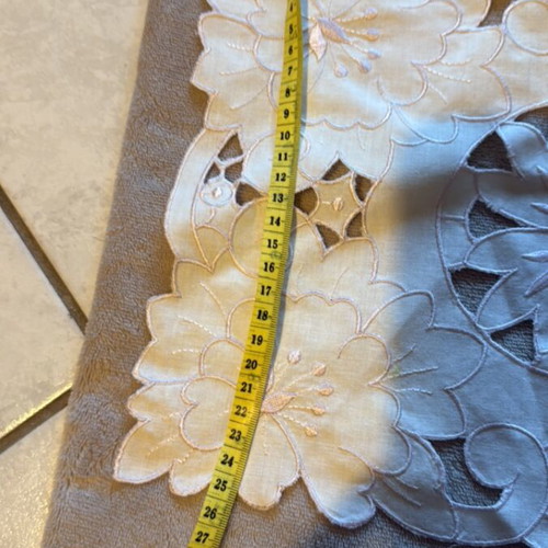 Vintage table linens set of 3 in very good condition