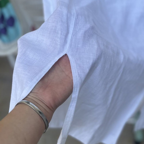 Linen knee-length dress with ecru and white lace collar