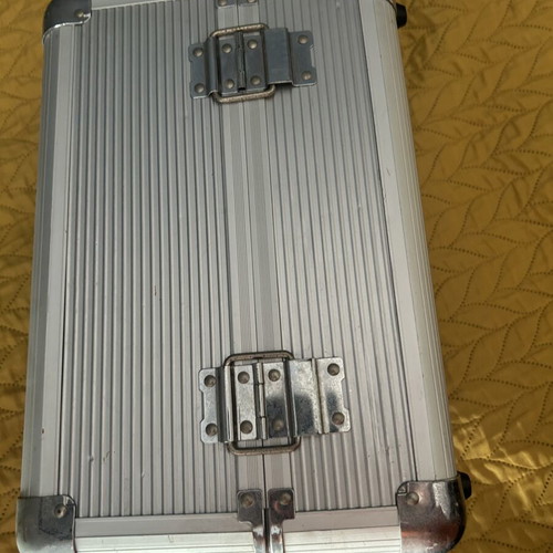 Aluminum makeup and aesthetic tools case with keys