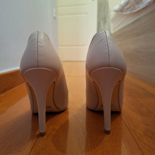 Migato leather pumps size 37 like new, beige