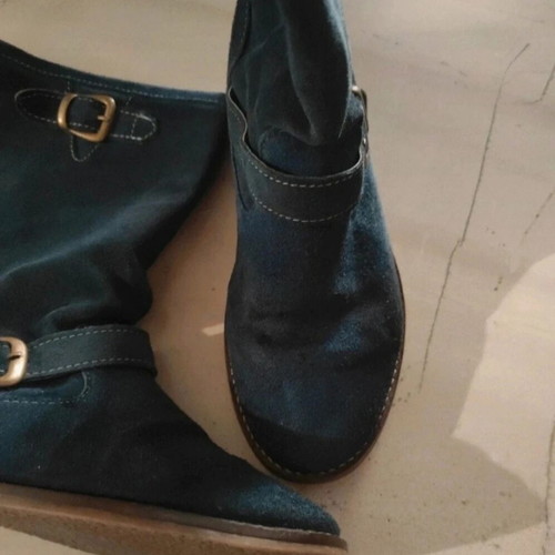 Suede leather boots like new, blue with gold buckles
