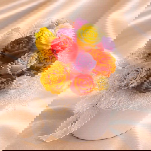 Μπουκέτο αρωματισμένα κερινά λουλούδια σε λευκό κάσπω, καινούργιο, περίμετρος 38cm