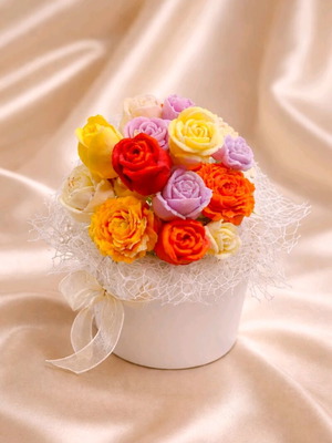 Μπουκέτο αρωματισμένα κερινά λουλούδια σε λευκό κάσπω, καινούργιο, περίμετρος 38cm