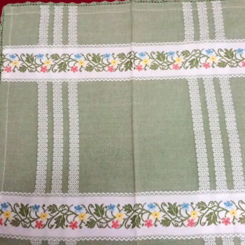 Tablecloth and three napkins with knitted lace around new