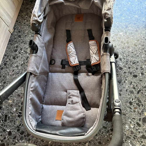 3 in 1 Baby Stroller like new with egg and carrycot