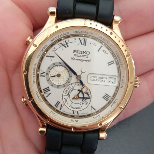 Seiko collectible men's watch used Intelligent Calendar with silicone strap