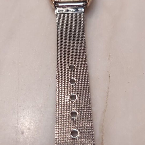 Silver women's wristwatch with Latin numerals, battery-powered