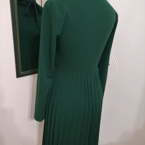 Midi dress green like new, size M, winter style