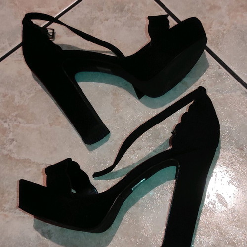 High black suede sandal with platform