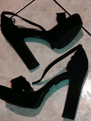 High black suede sandal with platform