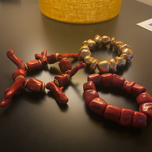 Set of 3 elastic bracelets with carved stones, red and gold