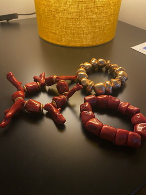 Set of 3 elastic bracelets with carved stones, red and gold