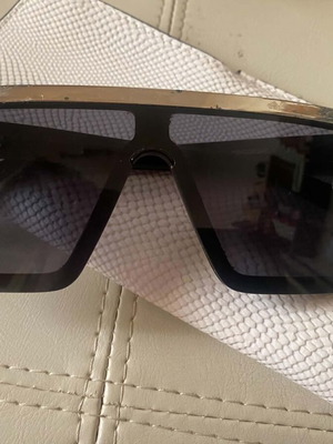 Quay Australia x JLo Hindsight sunglasses, black and gold