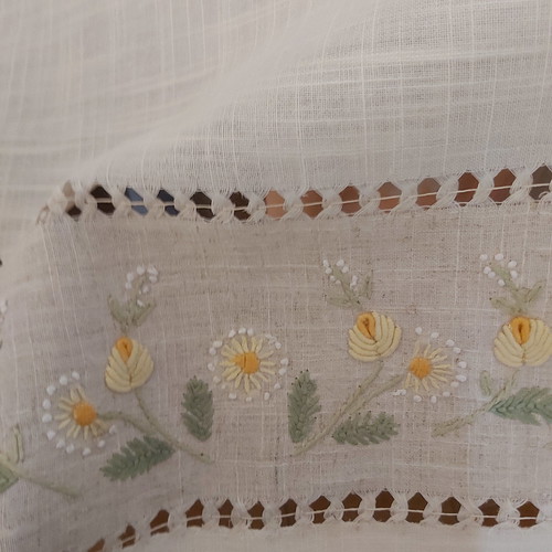 Tablecloth 170×270 new with embroidery and 12 napkins