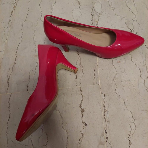 Shiny red pumps like new, size 36 with short heel